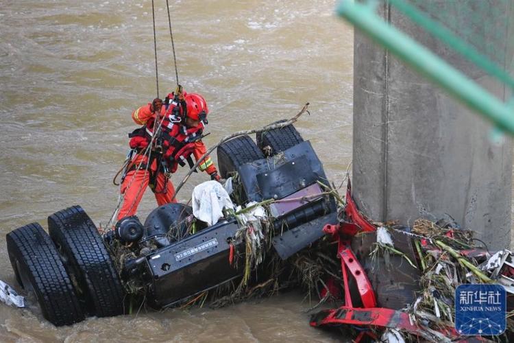 陕西公路桥梁垮塌致11人遇难